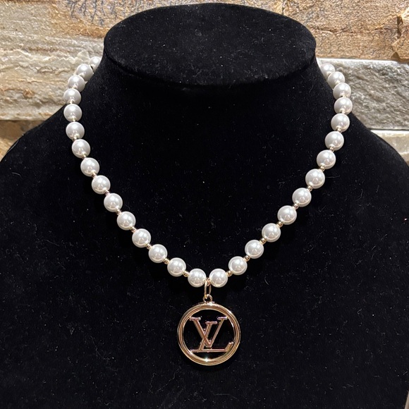 Elegant Pearl Necklace with Gold LV halo Pendant